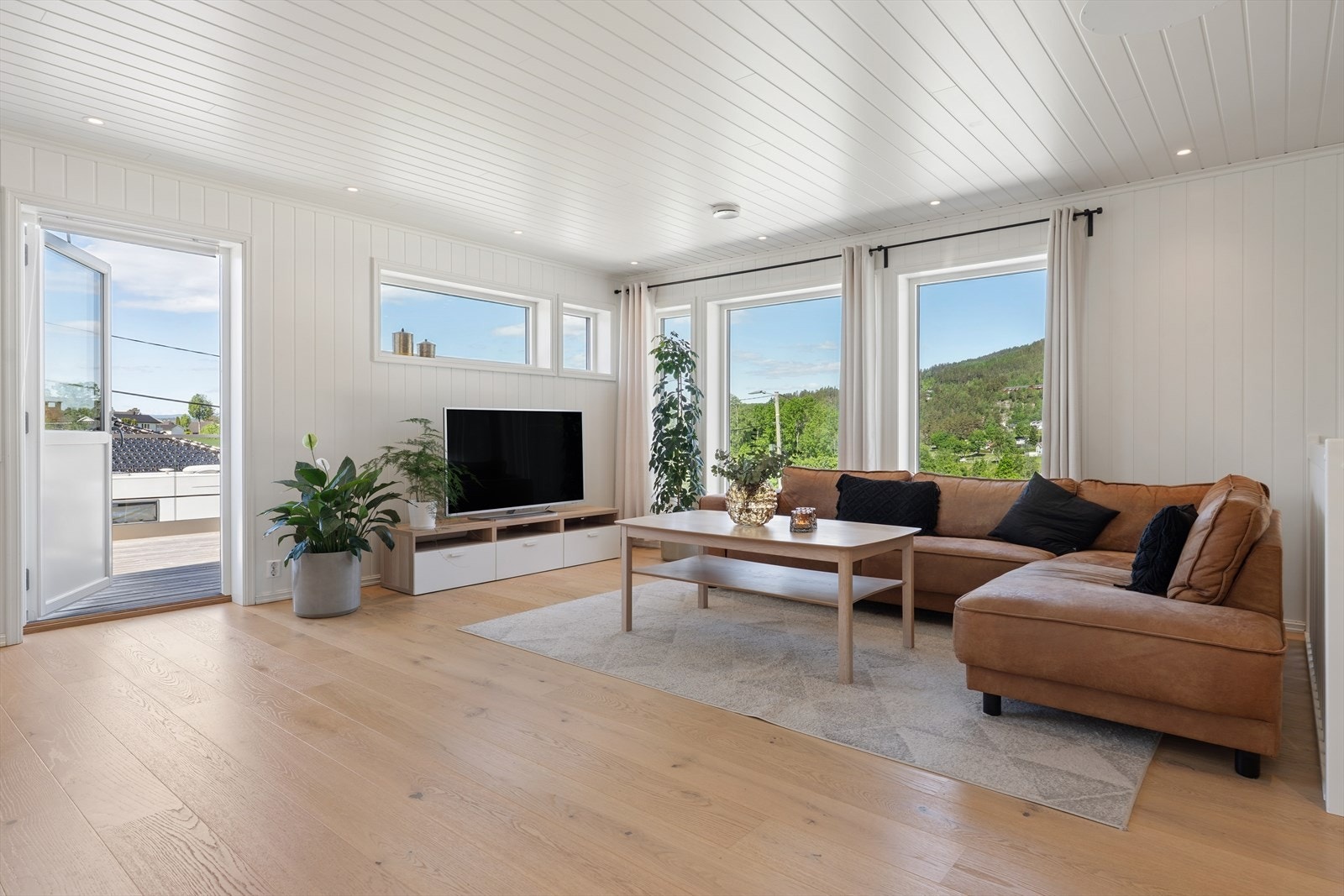 Fra stuen er det direkte utgang til den store verandaen via en malt tredør fra 2020. Galleribilde