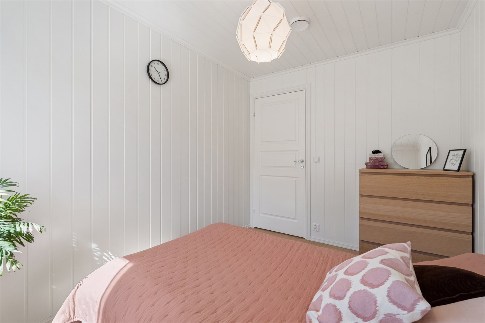 Vegger med malte plater og himling med malt MDF-panel gir et helhetlig uttrykk i alle soverom. Galleribilde