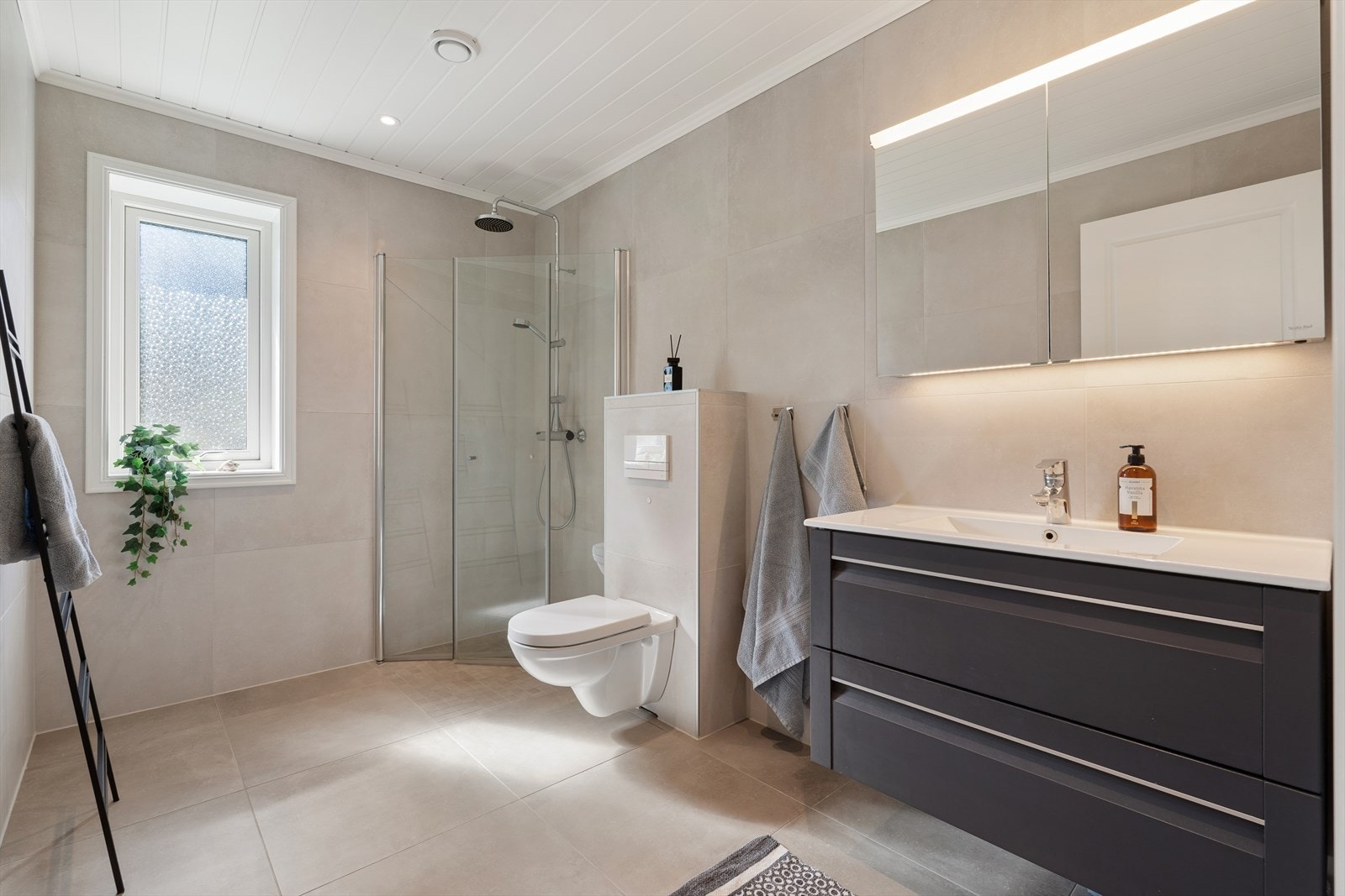 Badet i første etasje er fra byggeår, med fliser, varmekabler og balansert ventilasjon. Galleribilde