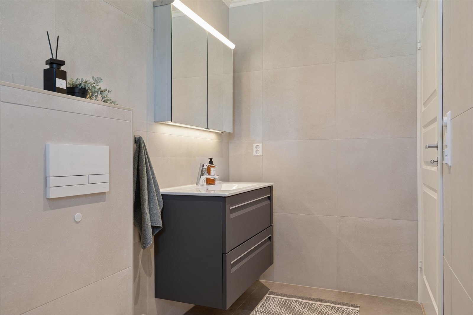 Overskap med speil og belysning gir god oppbevaring. Også dette badet har balansert ventilasjon. Galleribilde