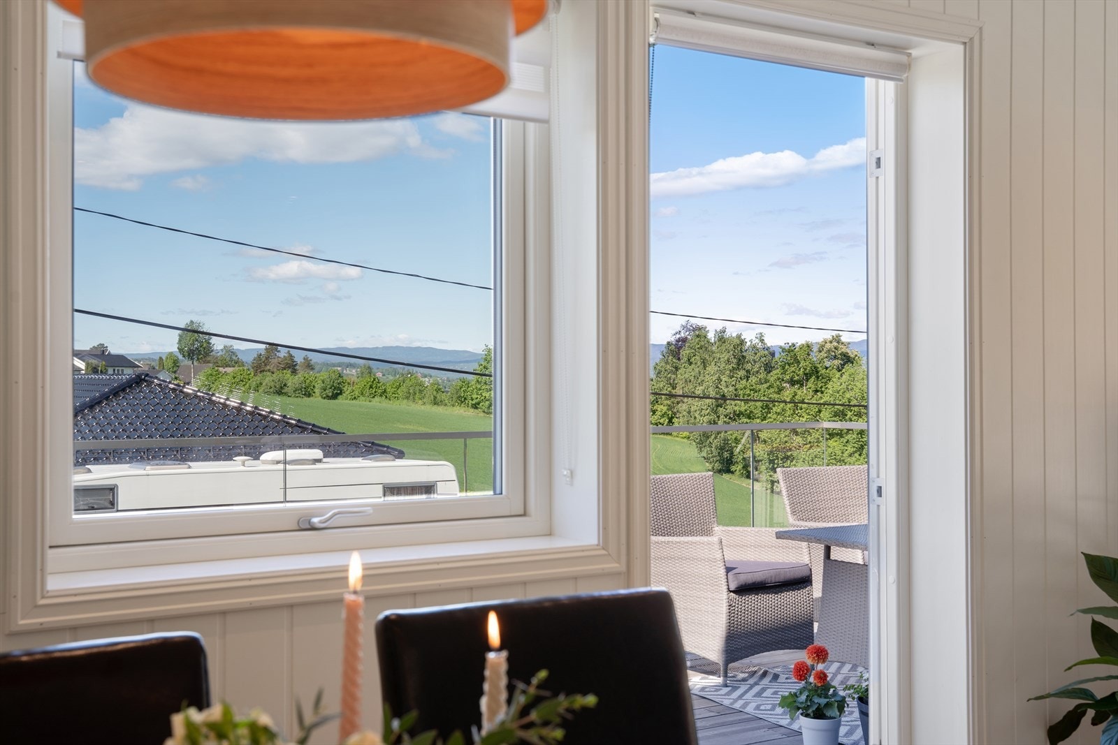 Boligen ligger i et etablert boligområde med kort vei til servicetilbud. Coop Extra og Mjøndalen stasjon er begge innen 5 minutter. Galleribilde