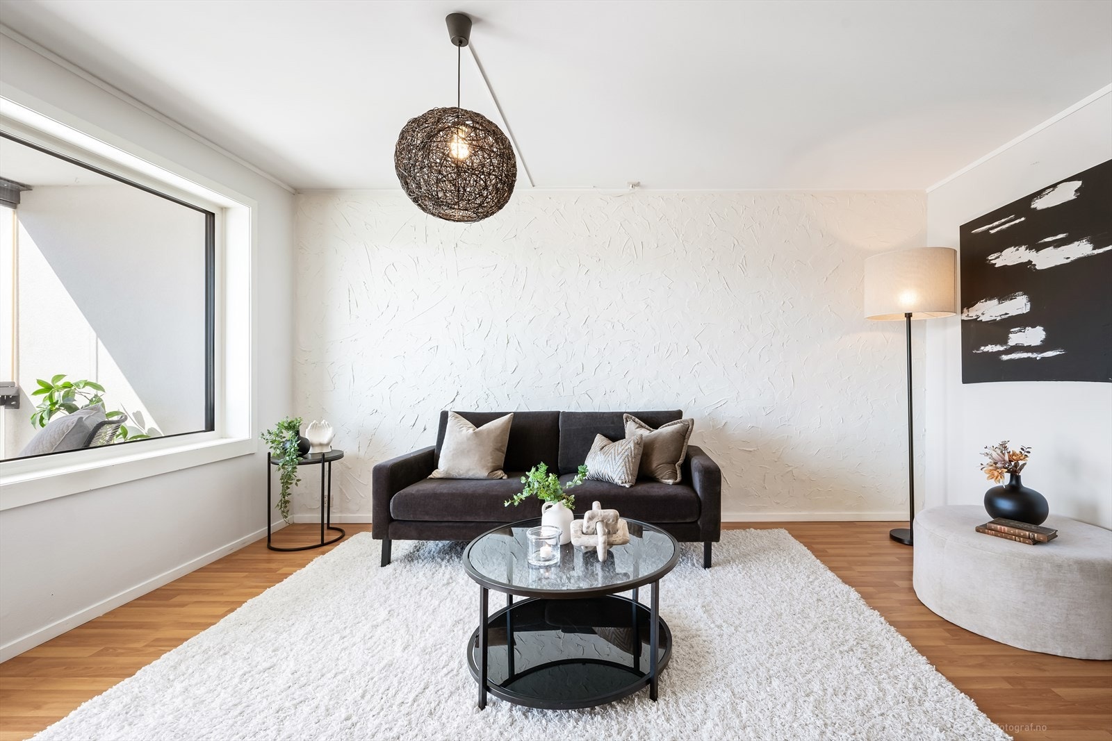Rommet har laminat på gulv og malte overflater. Galleribilde