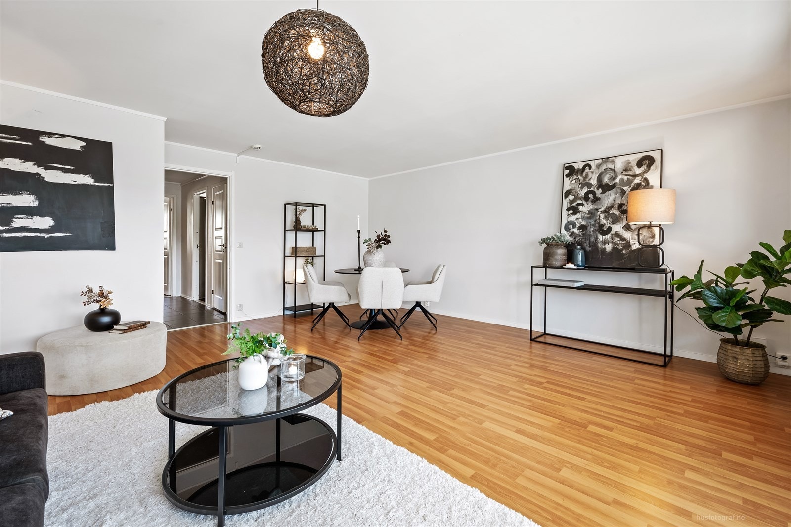 Stuen har god plass til både sofagruppe og spisebord. Galleribilde