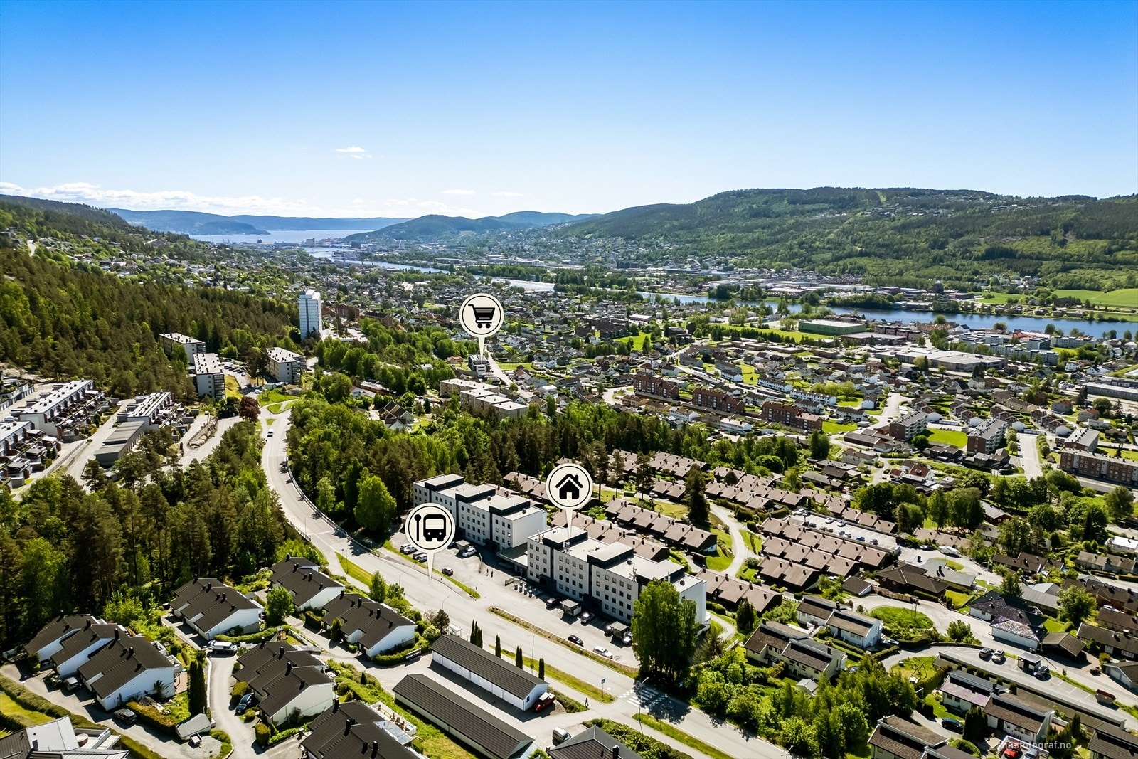 Nærmeste bussholdeplass er rett ved bygget, med hyppige avganger til Drammen sentrum. Galleribilde