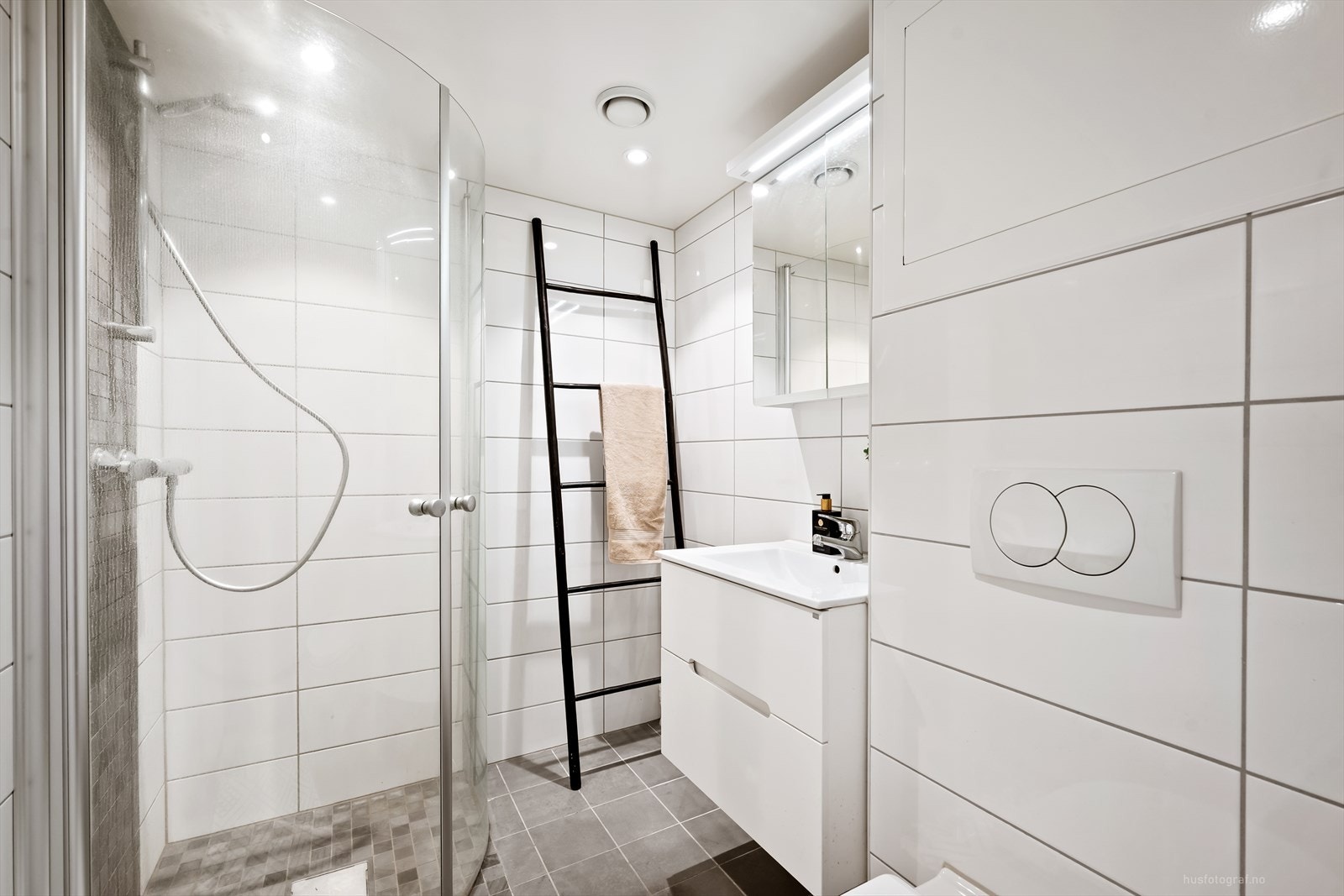Helfliset bad med varmekabler i gulv og downlights i himling. Badet ble oppgradert i regi av borettslaget i 2016. Galleribilde