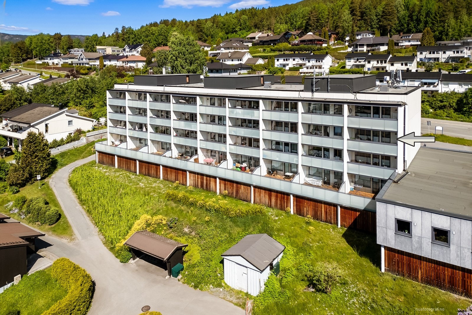 Med leiligheten følger det parkeringsplass med elbil-lader i felles garasjeanlegg. Galleribilde