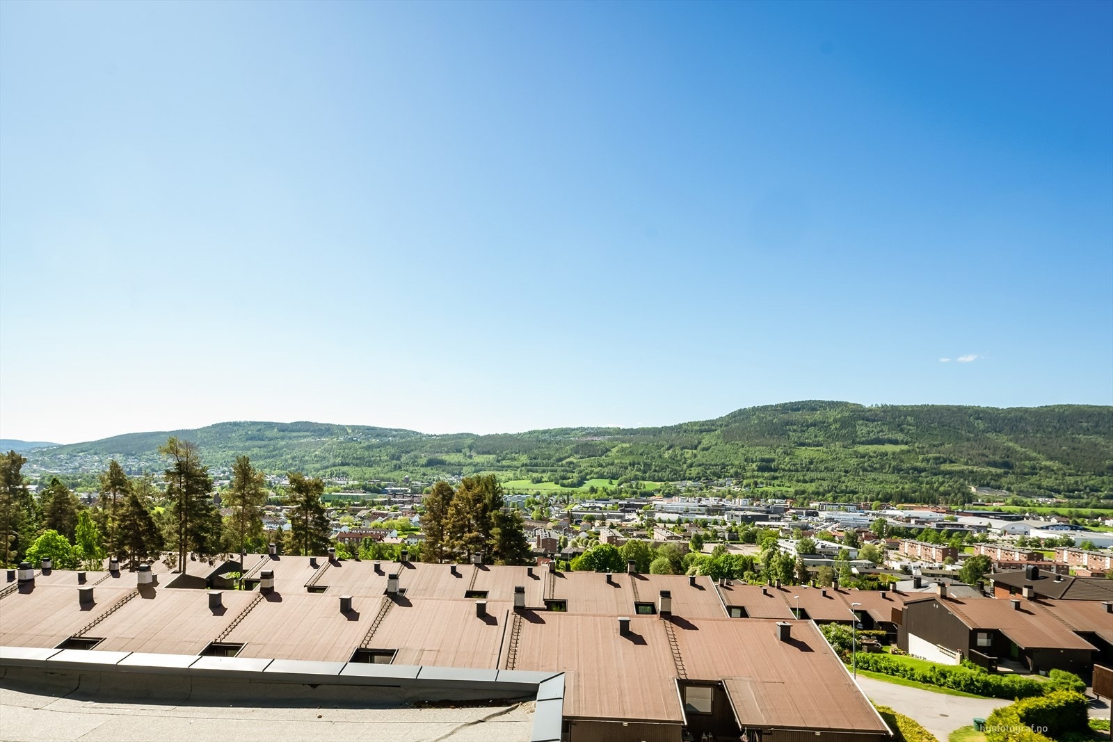 Fra balkongen kan man nyte flott utsikt over Drammensdalen og videre mot Eikerbygdene. Galleribilde