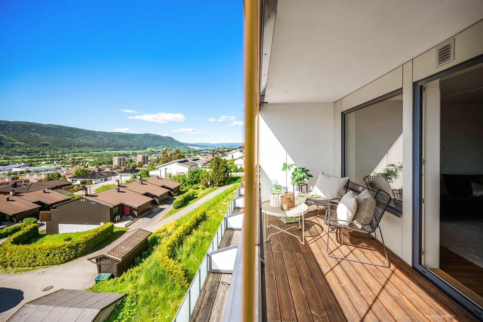 Balkongen har god plass til en sittegruppe, og blir en forlengelse av stuen i sommerhalvåret. Galleribilde