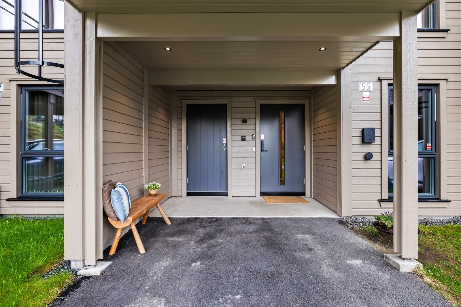 Carport rett utenfor inngangsdøren, praktisk nå du har handlet inn til helgen... Døren til venstre er inn til isolert bod. Galleribilde
