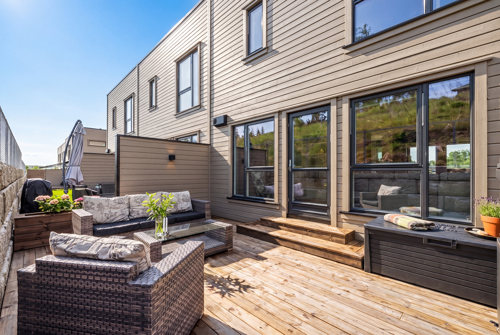 Stuen har også utgang til stor markterrasse. Galleribilde