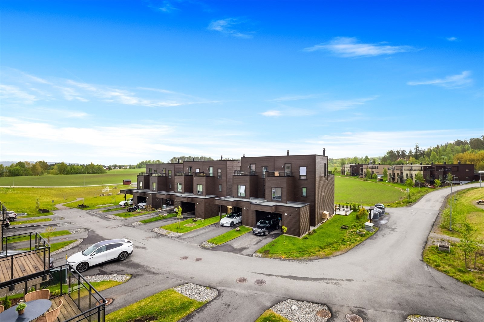 Utsikt fra balkong i 2. etg. Åpent og fritt uten direkte innsyn. Galleribilde