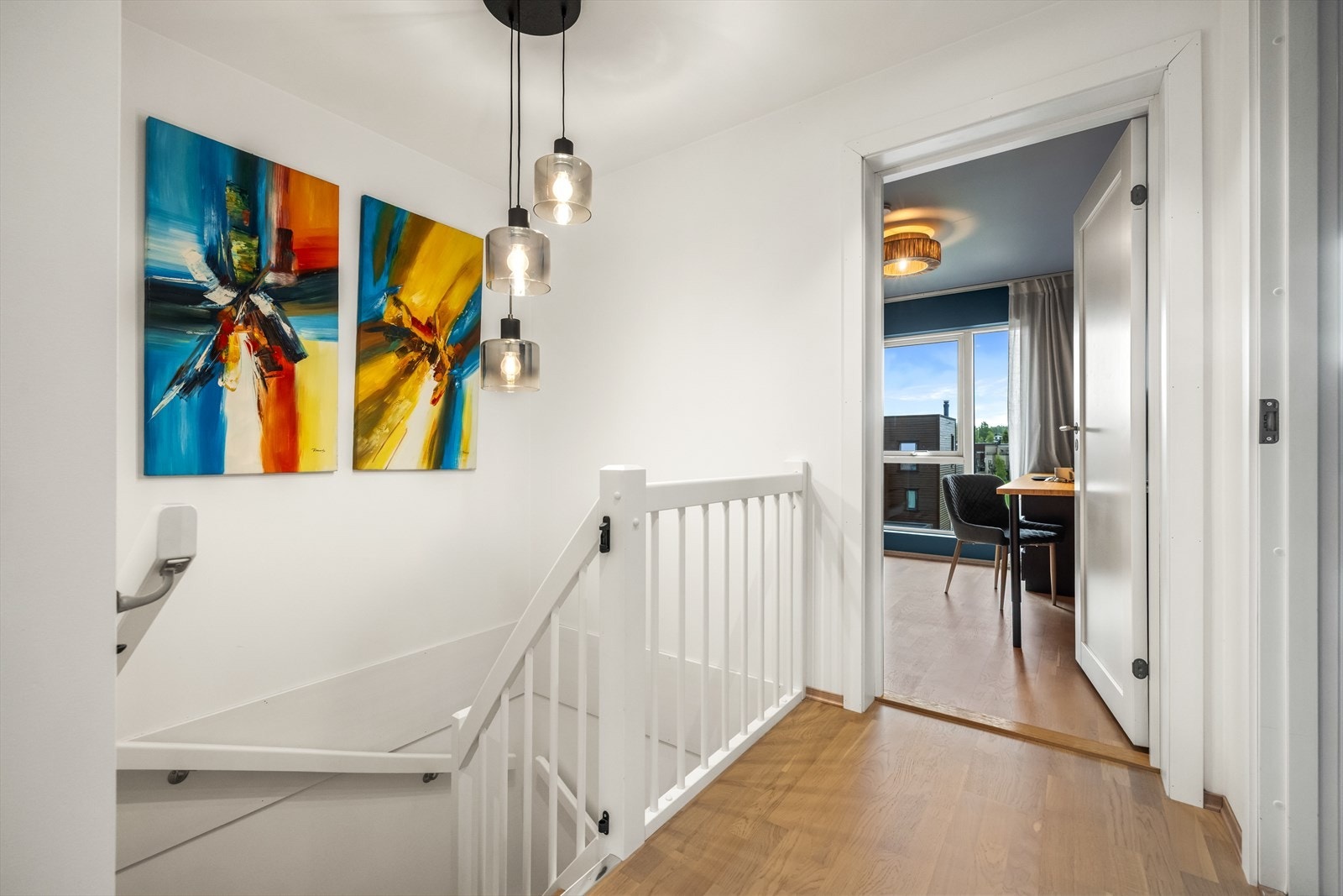 Topp etg. består av 3 soverom (et med utgang balkong) samt bad/wc. Galleribilde