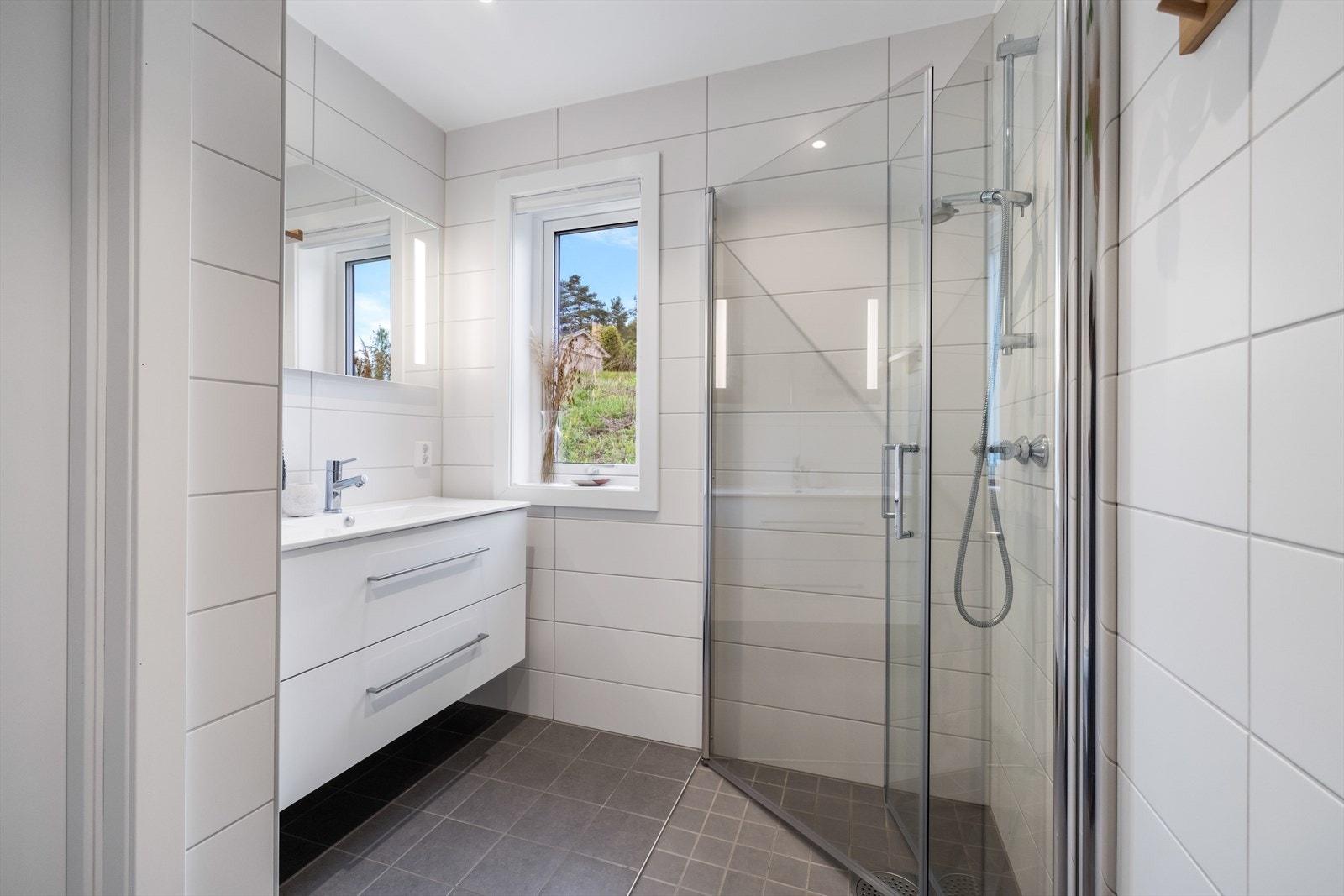 Bad/wc II. Begge badene er delikat flislagt, komplett utstyrt, varme i gulv samt downlights i himling. Galleribilde