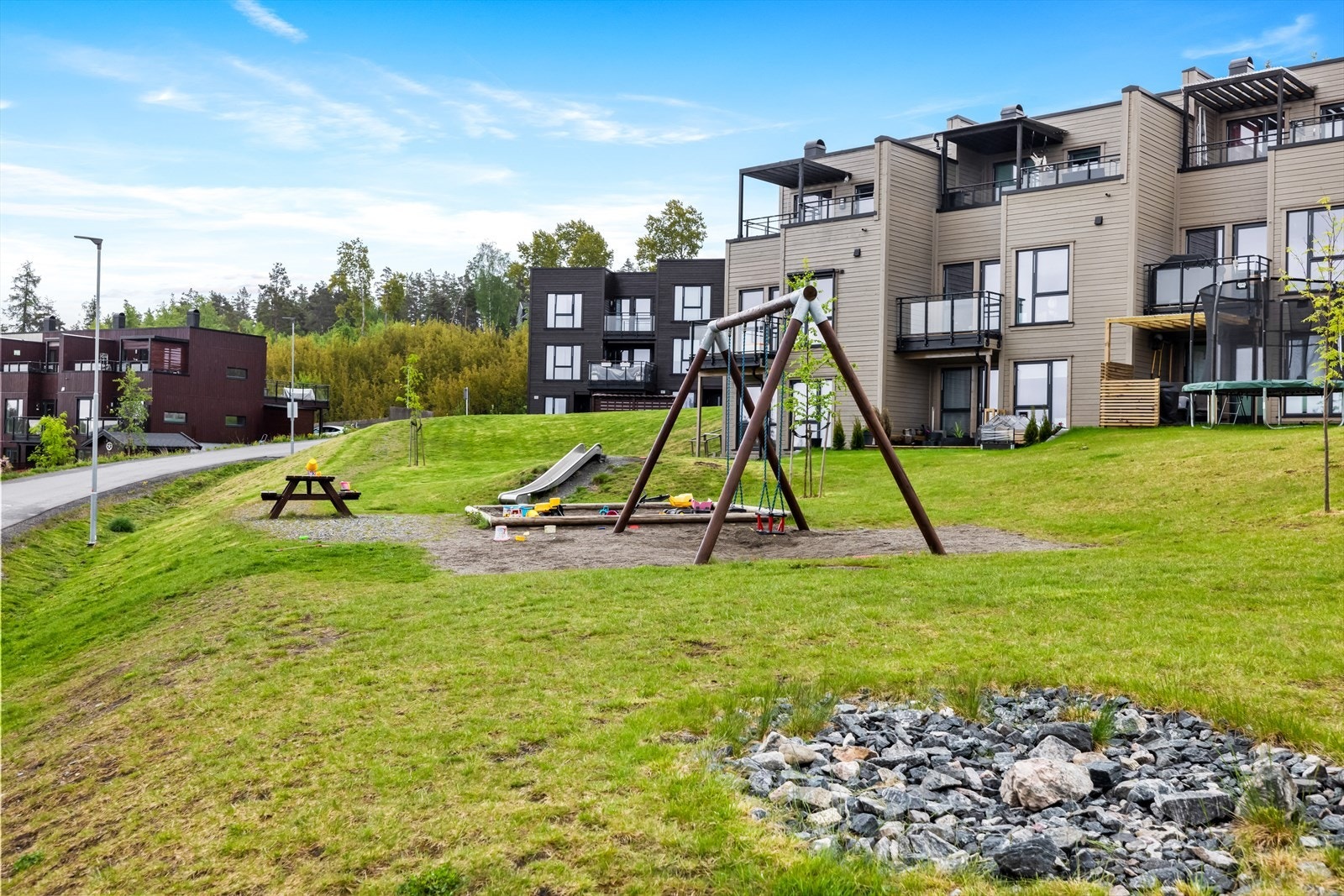 Det ligger flere lekeplasser på feltet, denne ligger 30 sek. gange fra huset. Det er i tillegg opparbeidet ballplass i nærområdet. Galleribilde
