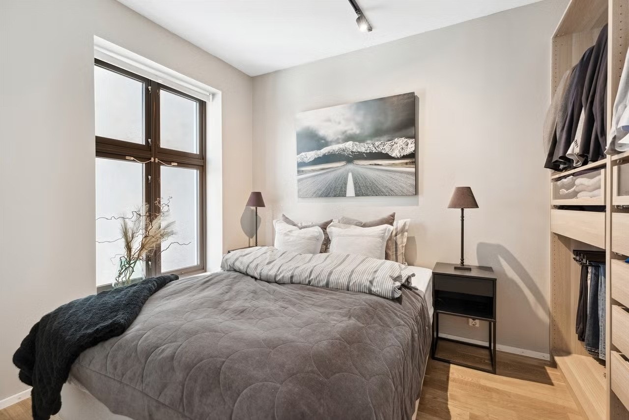 Soverommet er innredet med praktisk garderobeløsning og har til både dobbelseng og nattbord på begge sider. Galleribilde