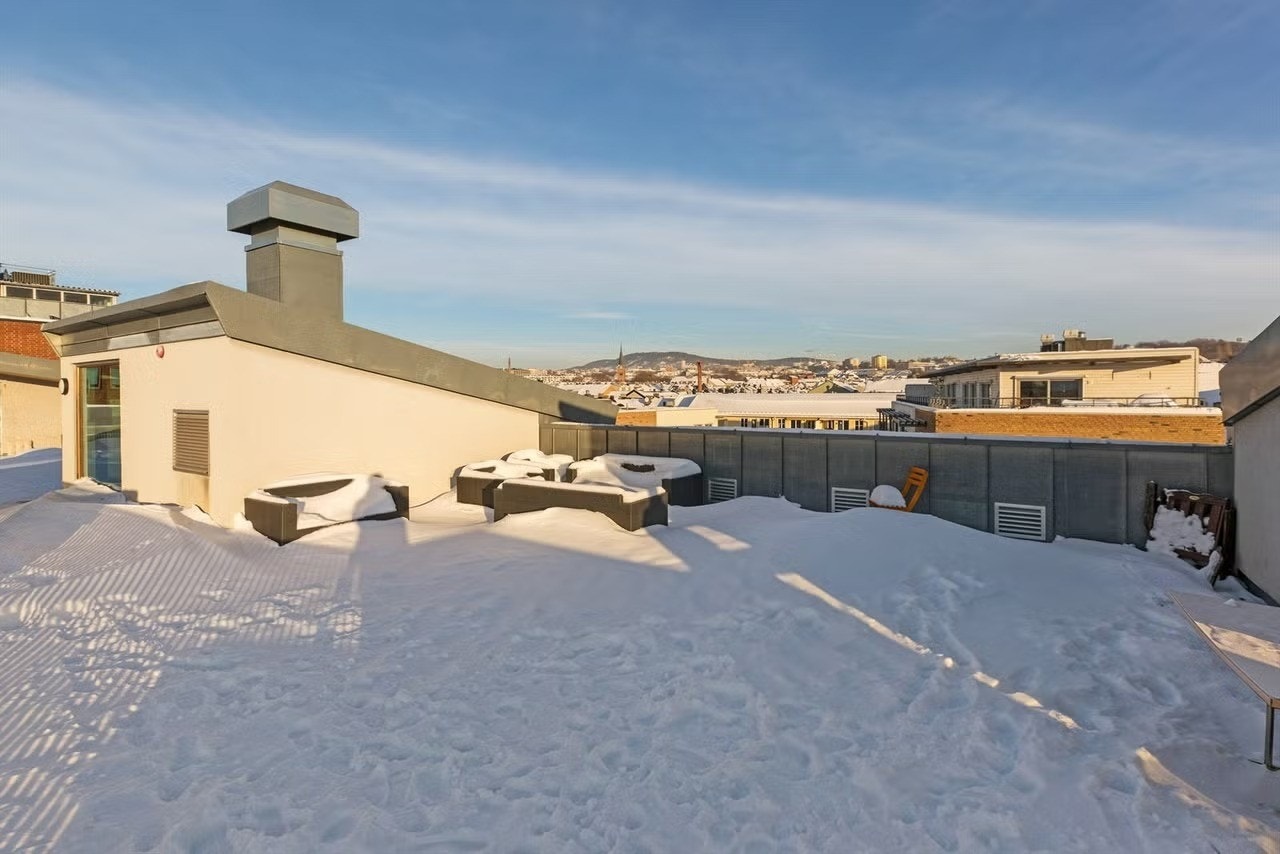Som beboer har du også tilgang til en stor og solrik felles takterrasse som er perfekt for varme sommerdager. Galleribilde
