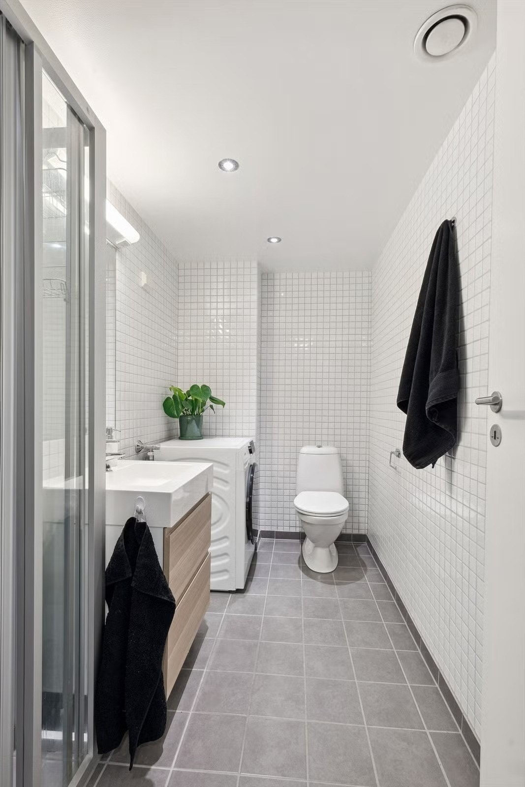 Flislagt baderom med downlights i himlingen. Galleribilde