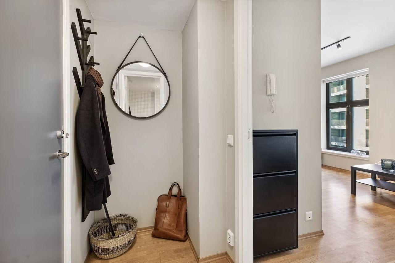 I entréen er det plass til å henge fra seg ytterklær og sette fra seg sko. Galleribilde