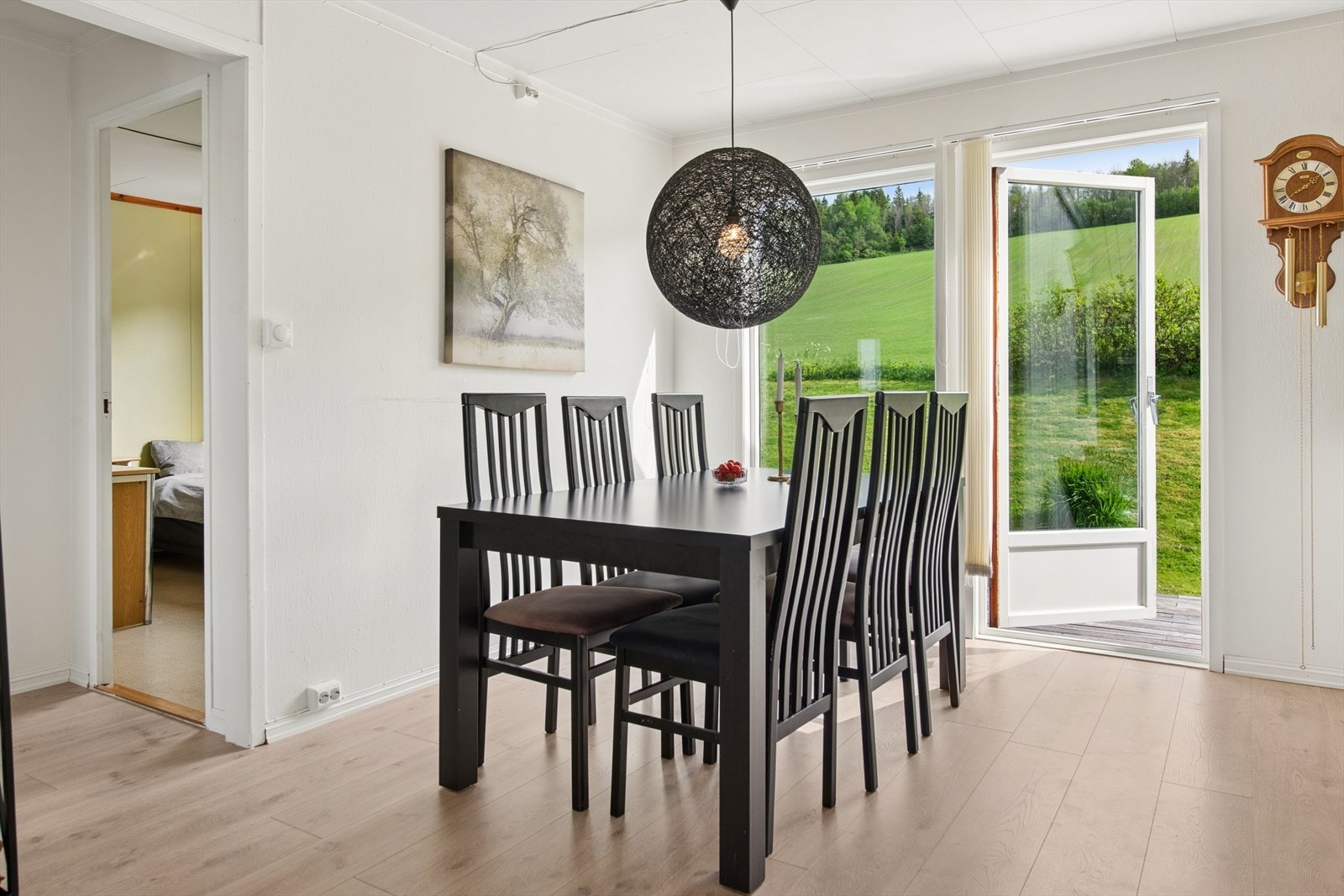 Balkongdøren i tre med 2-lags isolerglass åpner opp mot uteområdet. Galleribilde