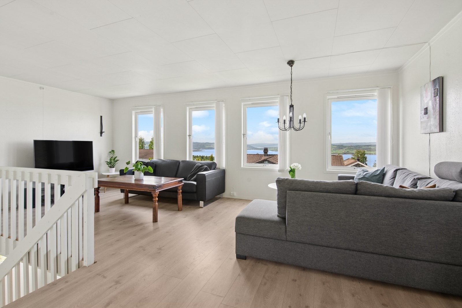 Stuen har god plass til både sofagruppe og en egen TV-krok. Galleribilde