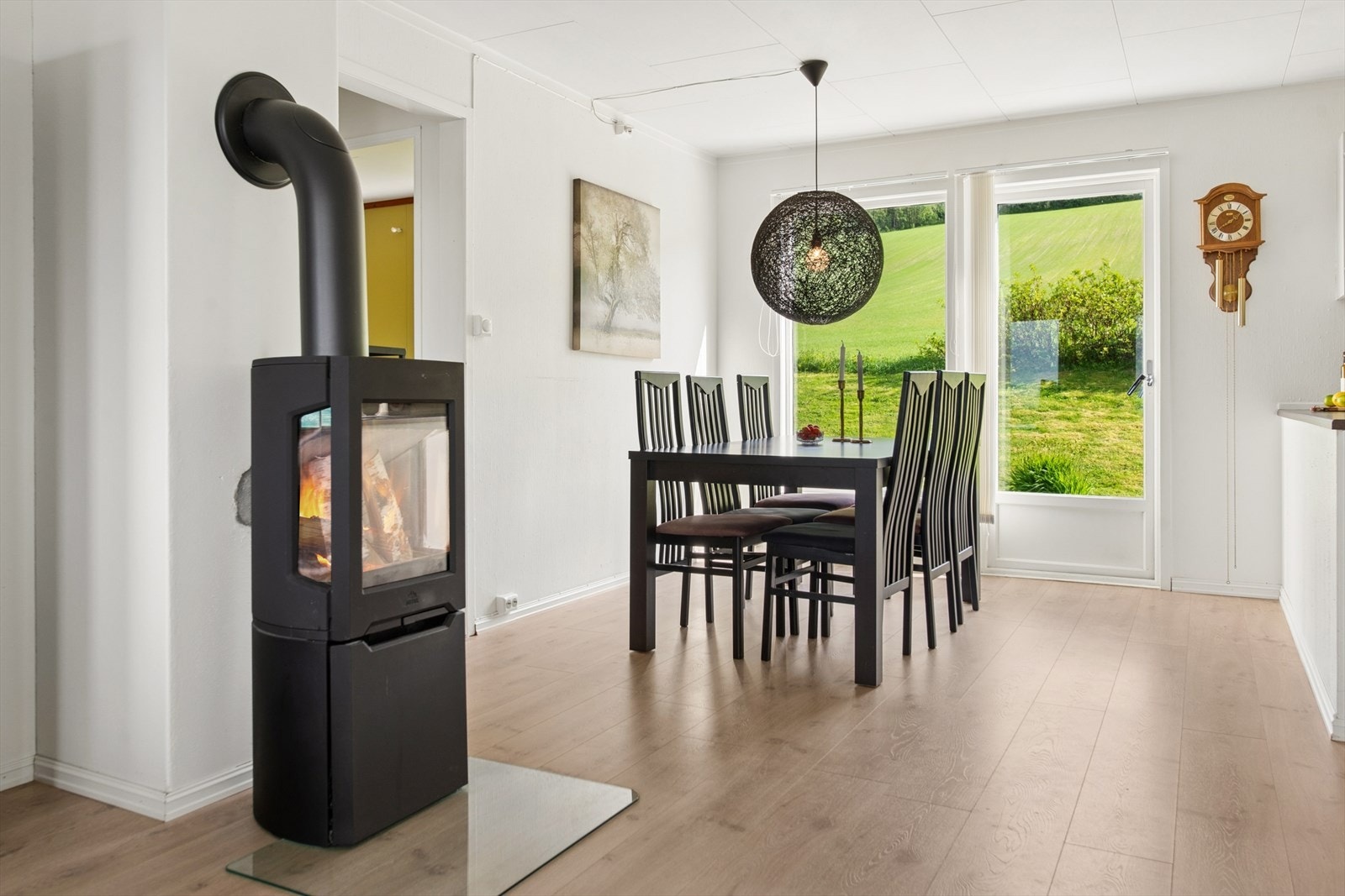 Spisestuen har god plass til et langbord og ligger i åpen forbindelse med kjøkkenet. Galleribilde