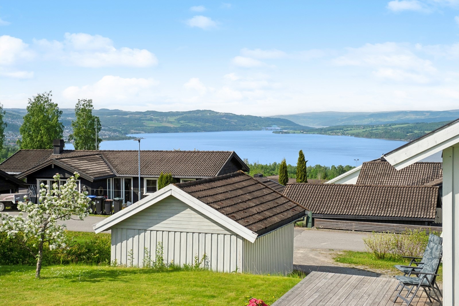 Fra eiendommen er det vidstrakt utsikt over Mjøsa og det omkringliggende landskapet. Galleribilde