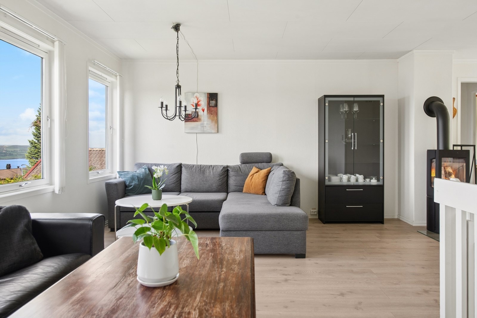 Stuen har laminat på gulvet og malte veggflater. Galleribilde