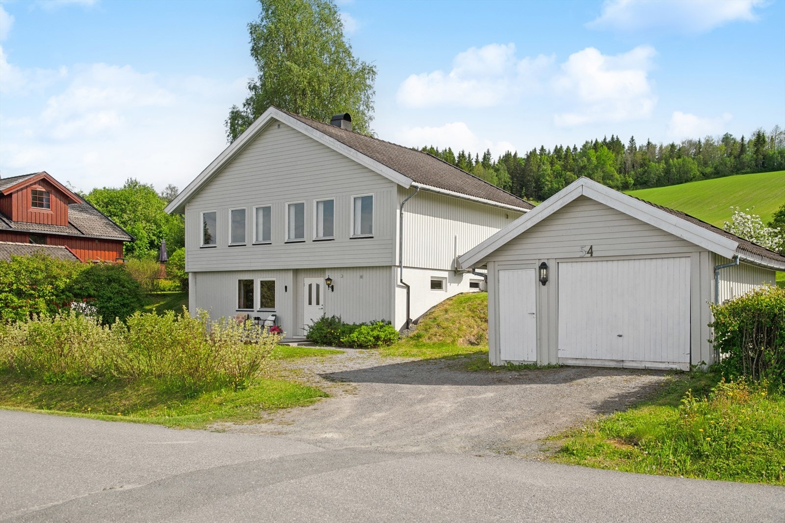 Til eiendommen hører en garasje på 23 m² og en gruset gårdsplass. Galleribilde