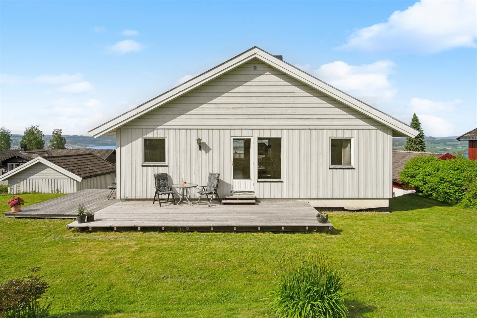 Den store, sørvestvendte terrassen har god plass til utemøbler og grill. Galleribilde