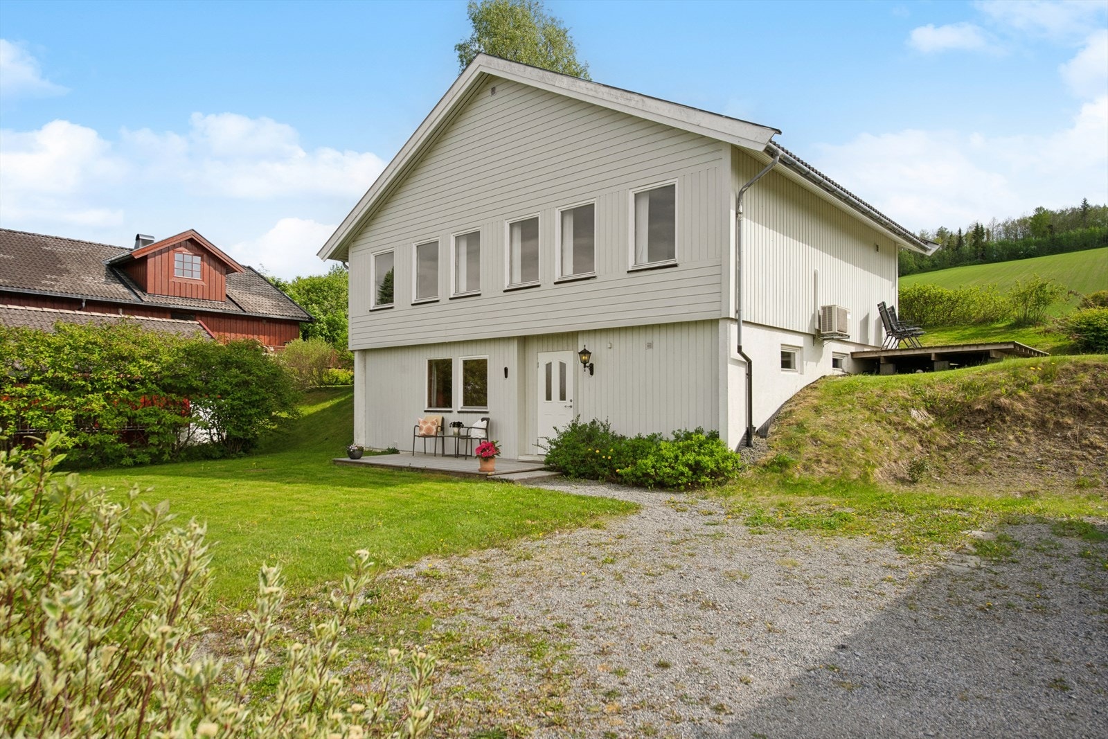 Eiendommen ligger i et etablert og rolig boligområde i Nordlia. Galleribilde