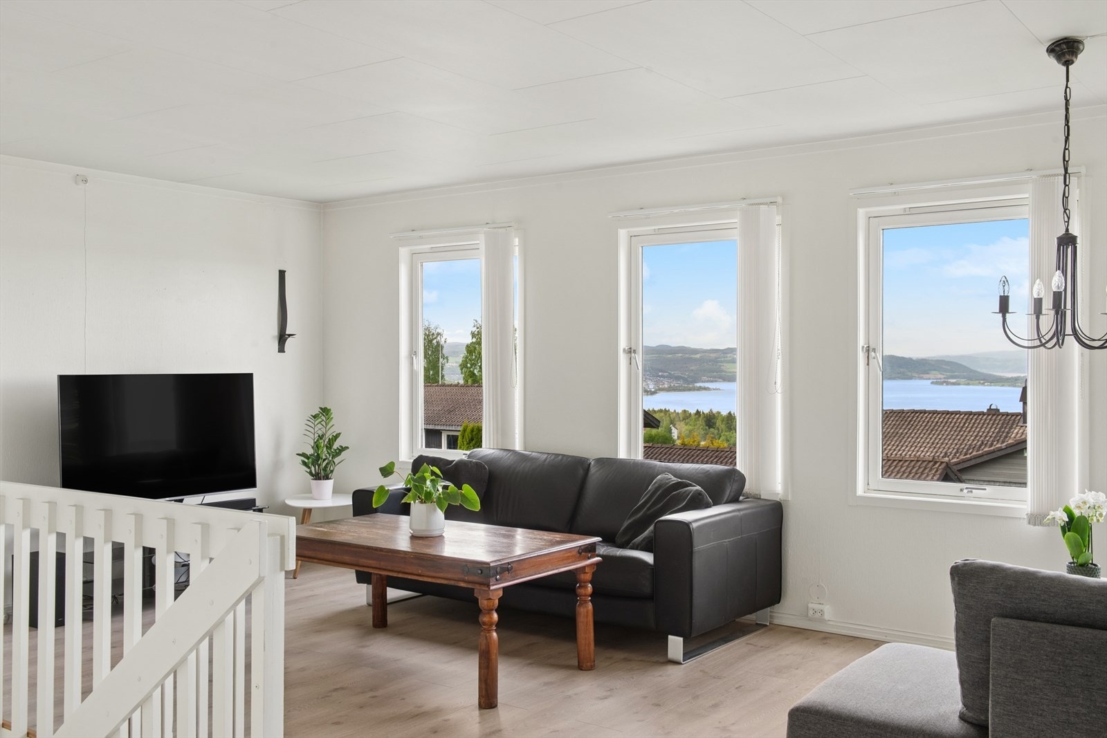 Store vindusflater i stuen slipper inn rikelig med dagslys og rammer inn utsikten. Galleribilde
