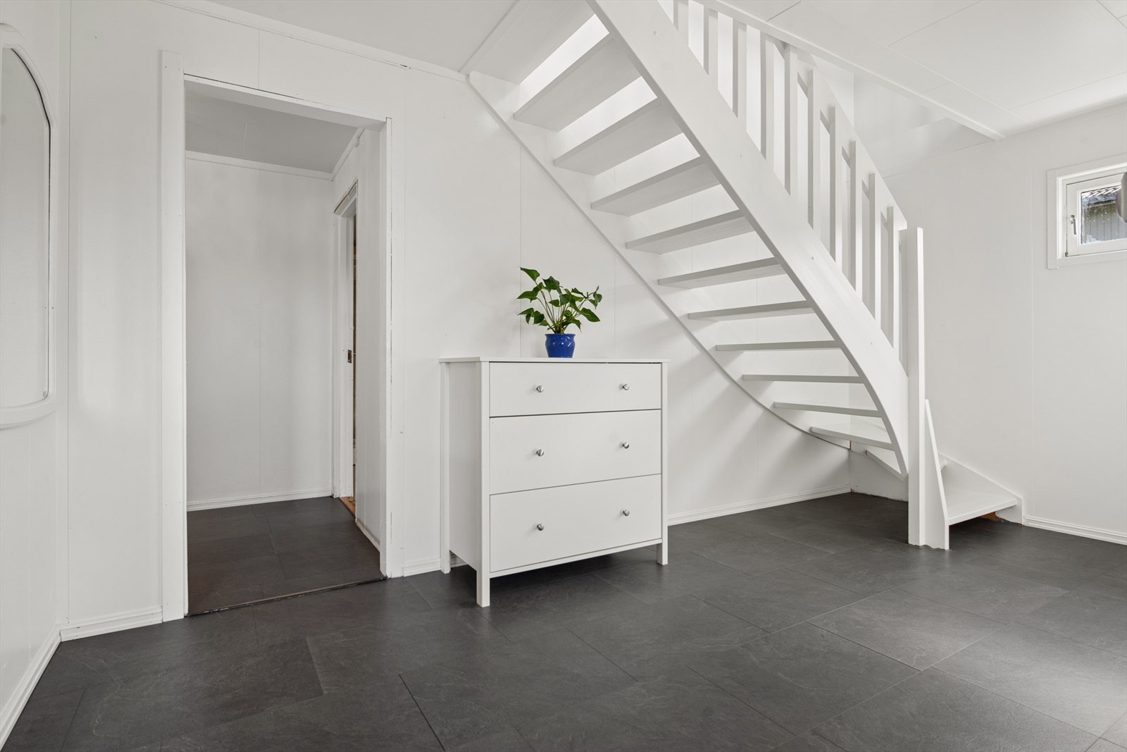 Gangen i underetasjen binder sammen etasjens soverom, boder og bad/vaskerom. Galleribilde