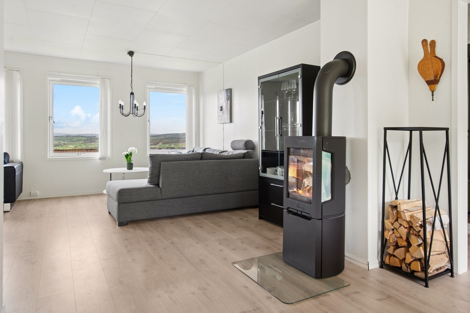 Vedfyring er et supplement til den elektriske oppvarmingen. Galleribilde