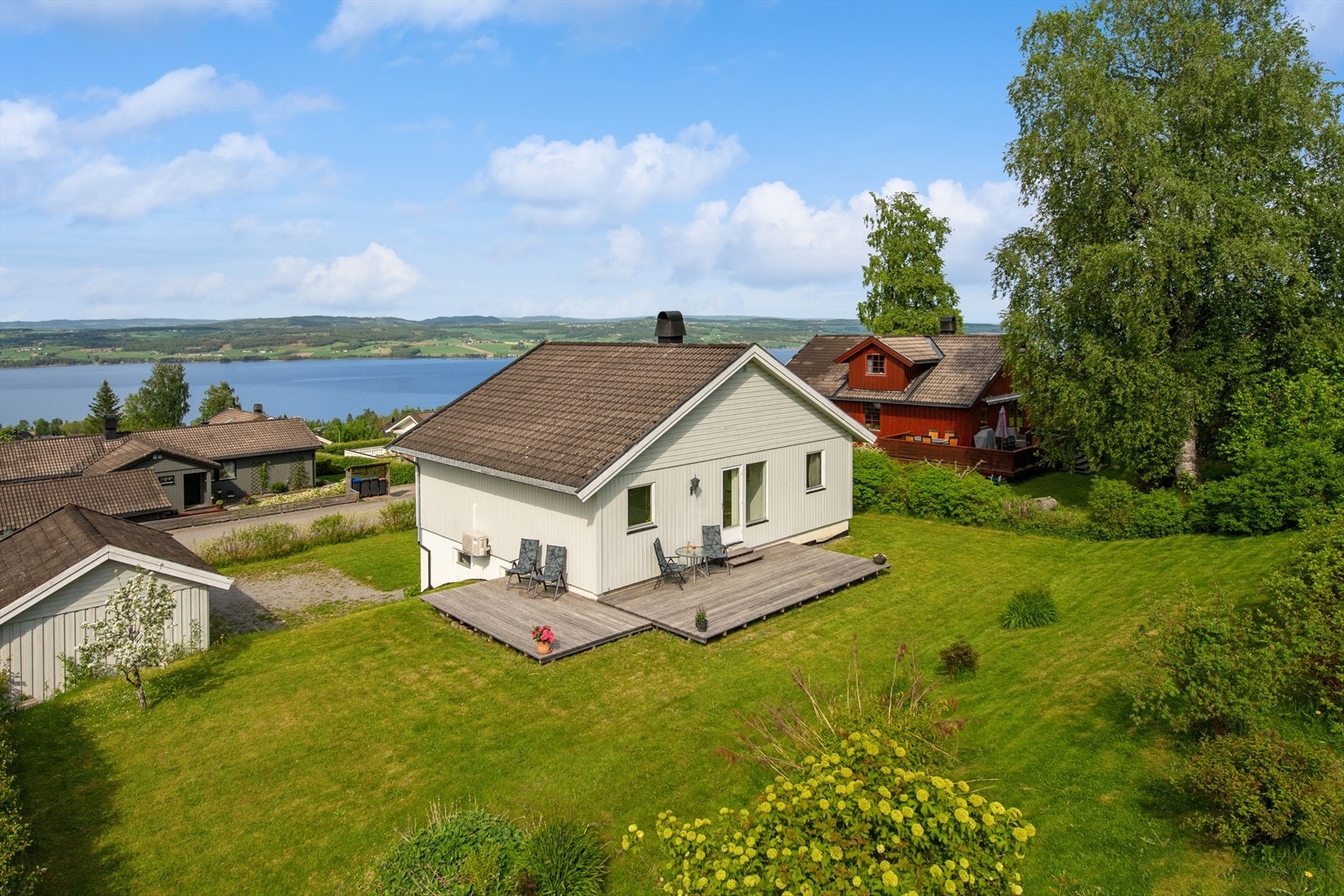 Enebolig med en stor, sørvestvendt terrasse og flott utsikt over Mjøsa. Galleribilde