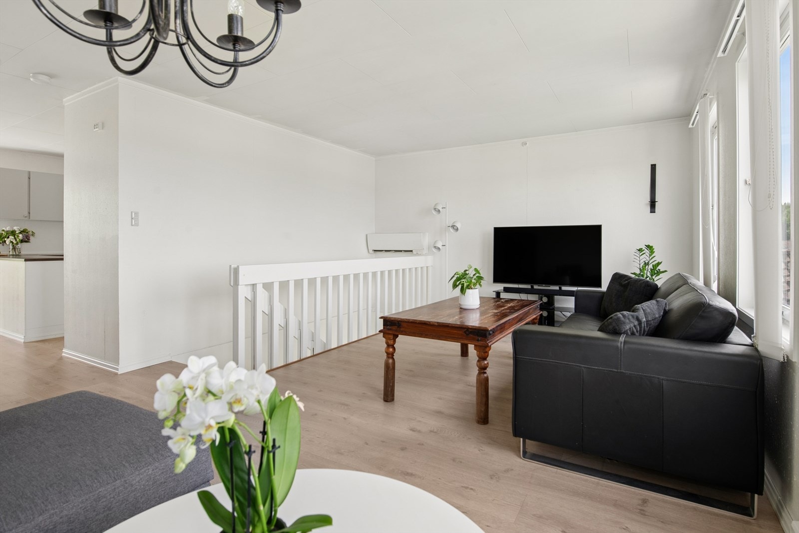 Stuen er lys og har en åpen løsning mot spisestue og kjøkken. Galleribilde