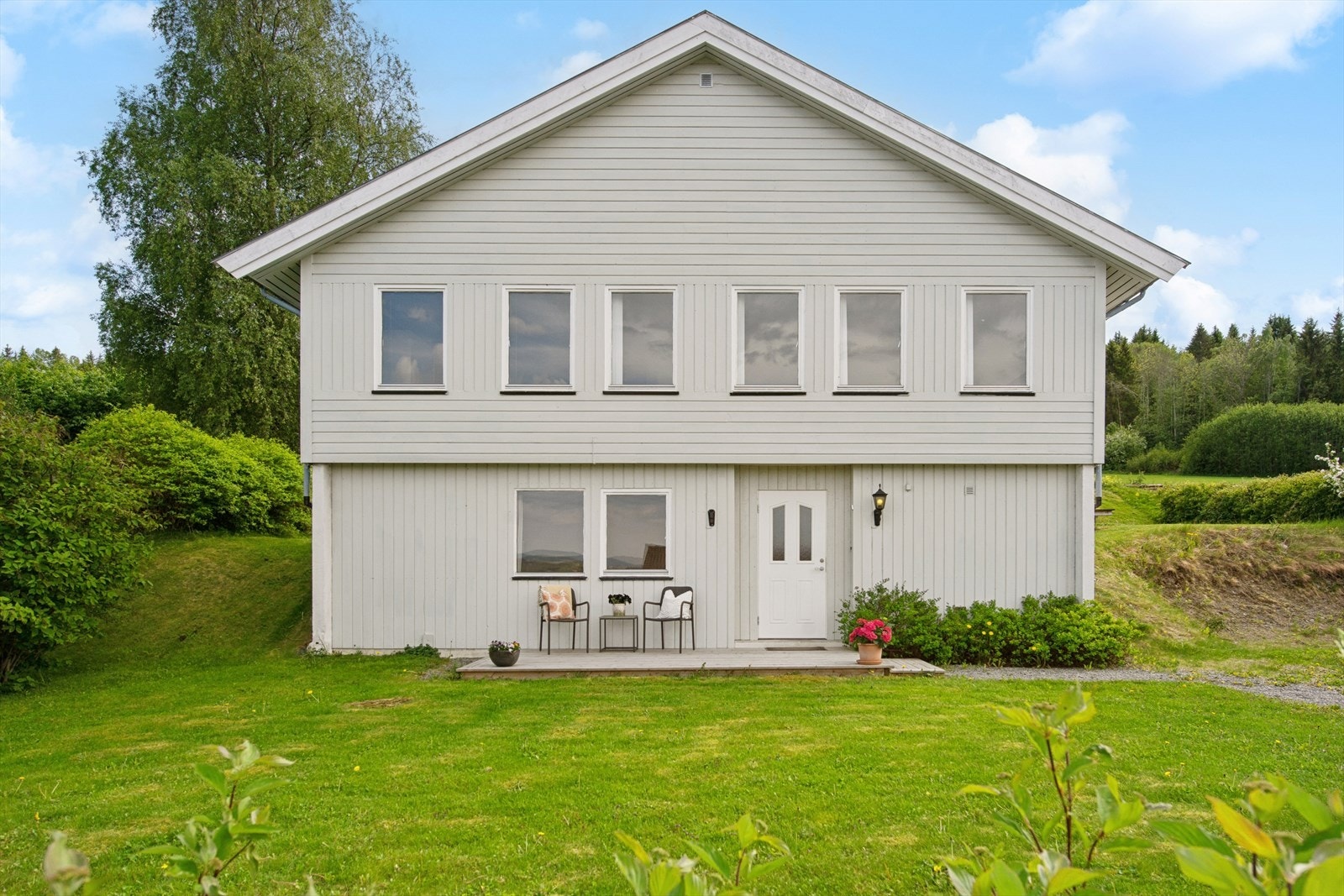 Ved inngangspartiet er det en terrasseplatting på 10 m². Galleribilde