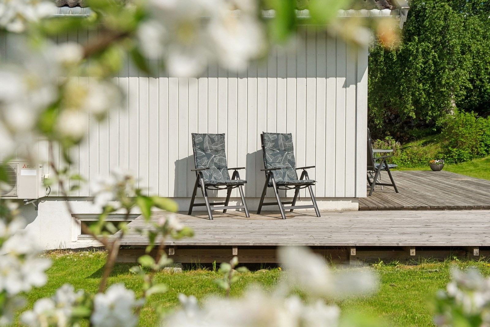 Eiendommen har en opparbeidet hage med plen og beplantning. Galleribilde