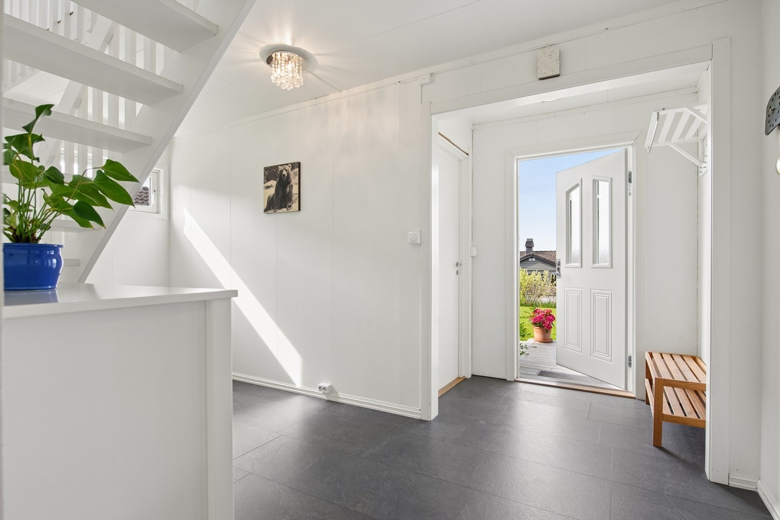 Praktisk entré i underetasjen med trapp som leder opp til hovedetasjen. Galleribilde