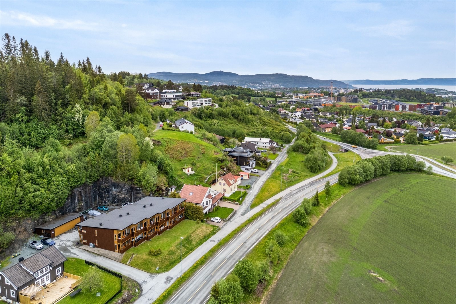 Nærmeste holdeplass "Jakobsli" nås på få minutters gange. Herfra kan man ta bussrute 10 som frakter deg til bykjernen via viktige knutepunkter som Strindheim og Trondheim S. Galleribilde