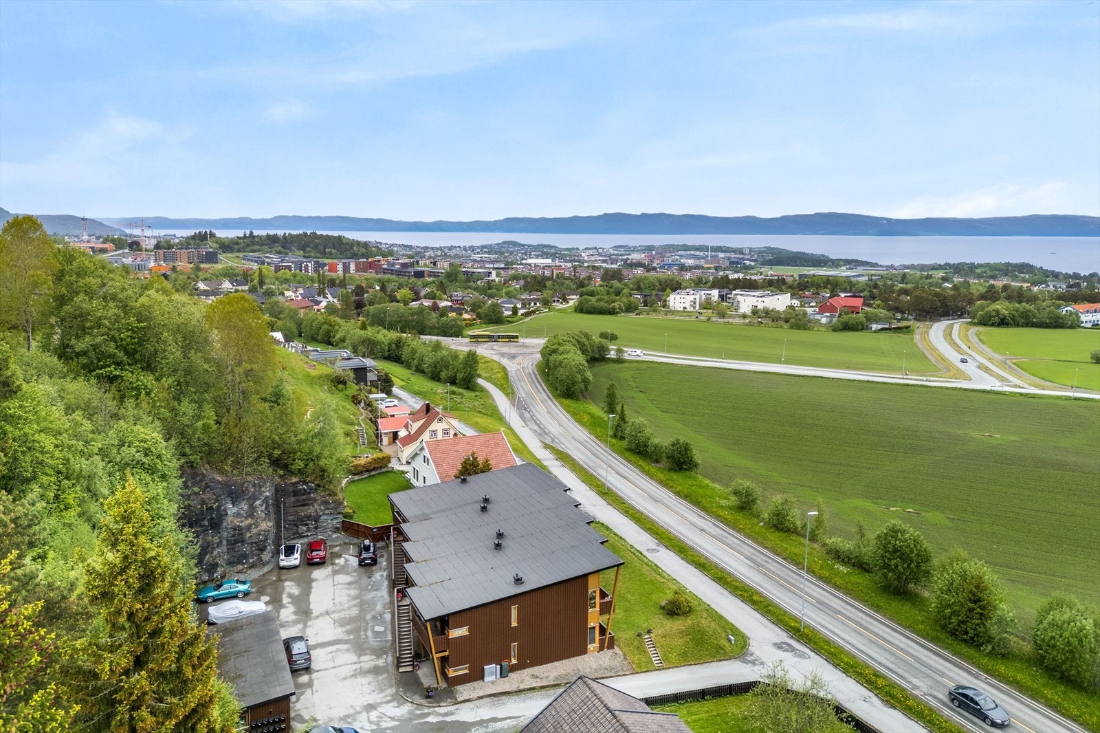 Hver seksjonseier har rett til bruk av en parkeringsplass. Det er etablert tre felles ladere med driftsavtale hos Elaway, som kan benyttes av beboere i sameiet. Galleribilde