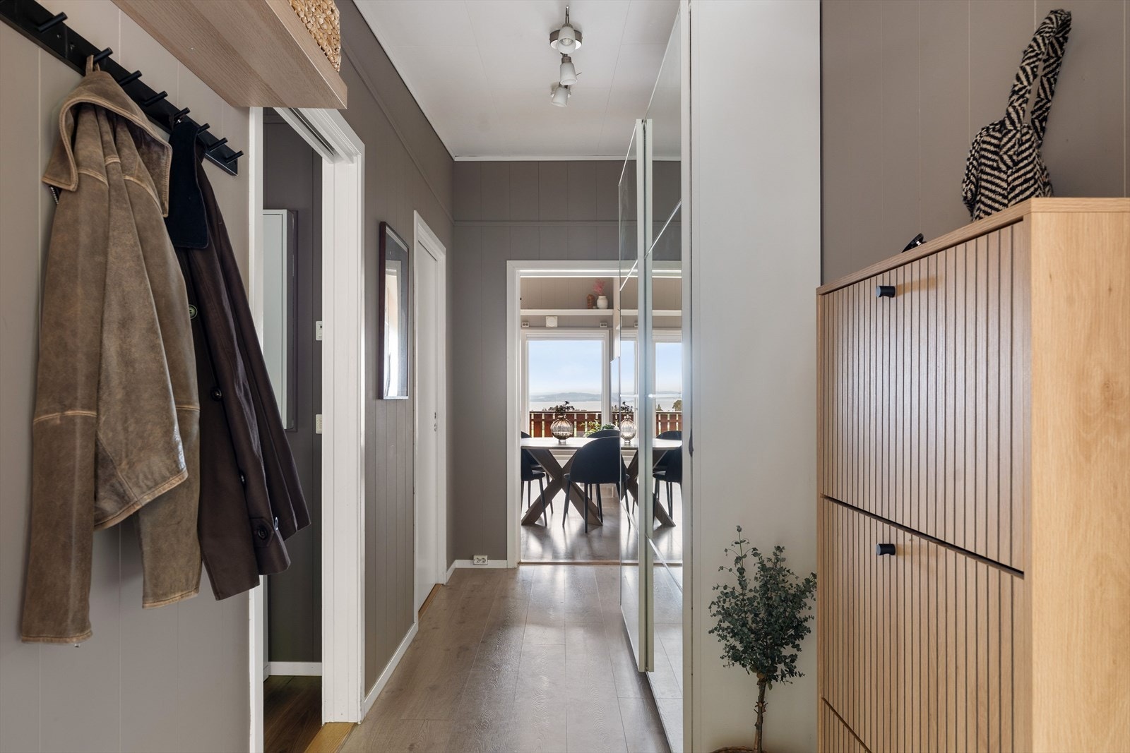 I forlengelse av entréen er det etablert en stor skyvedørsgarderobe for ytterligere oppbevaring. I tillegg disponerer seksjonen en utvendig bod på 5 kvm. Galleribilde