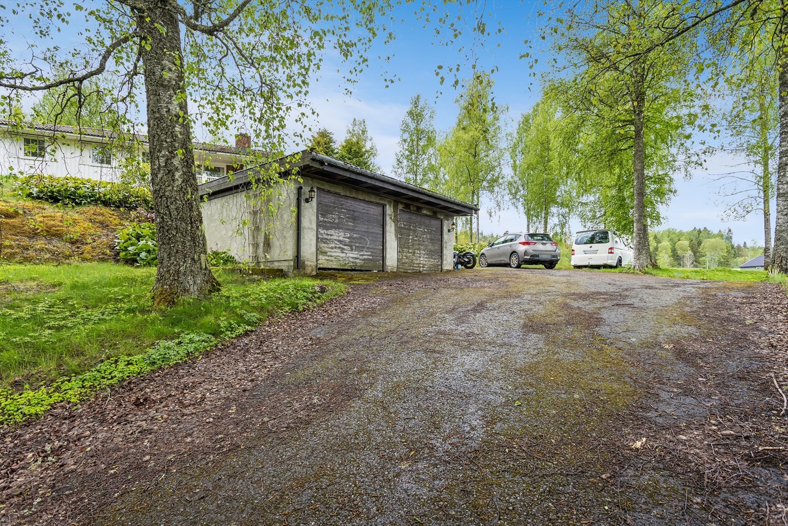 Garasje med to porter. God plass for parkering. Galleribilde