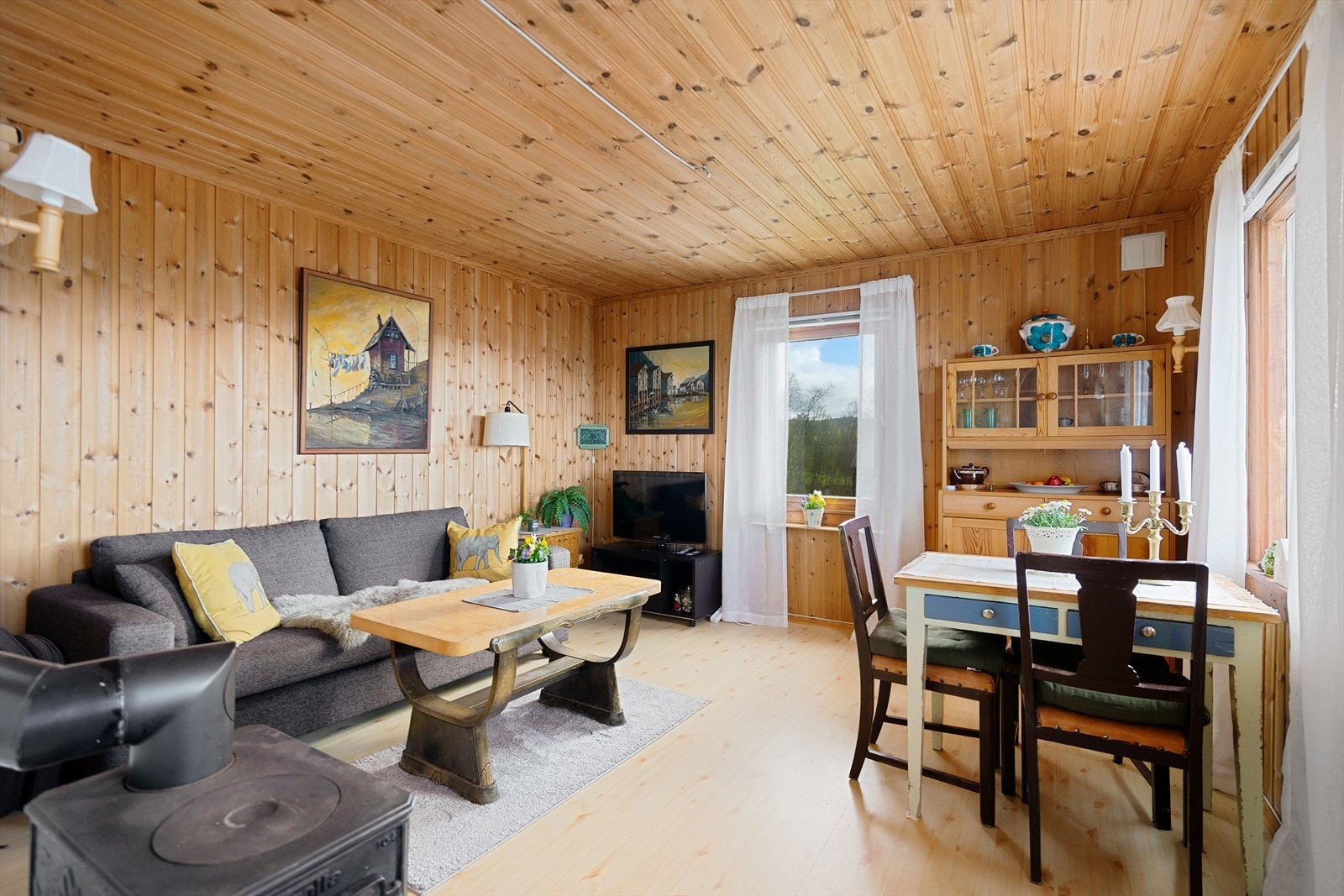 Stue med plass for sofagruppe og spisebord Galleribilde
