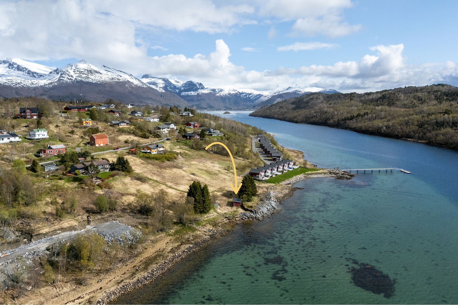 Tilhørende naust ved sjøen Galleribilde