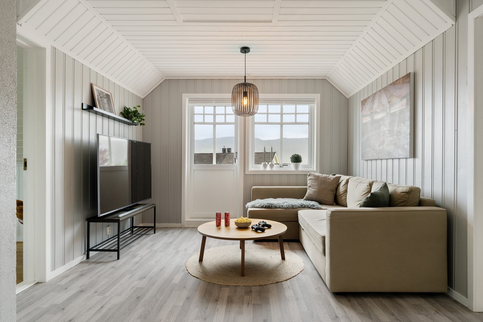 Loftstua måler drøyt 18 m² og fungerer ypperlig som ungdomssavdeling eller som ekstra sengeplasser ved gjestebesøk. Galleribilde
