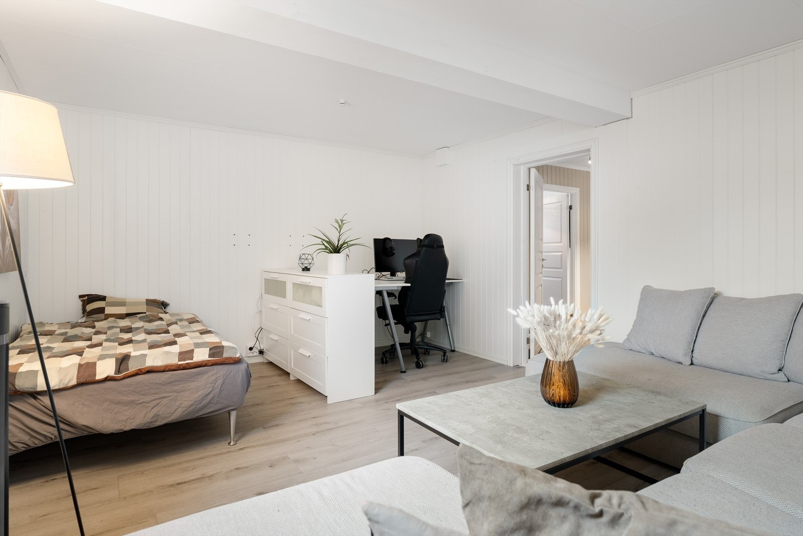Delen leies ut for kr. 11.000,- per mnd. Leieforholdet er tidsubestemt med 3 måneders gjensidig oppsigelsesrett. Galleribilde