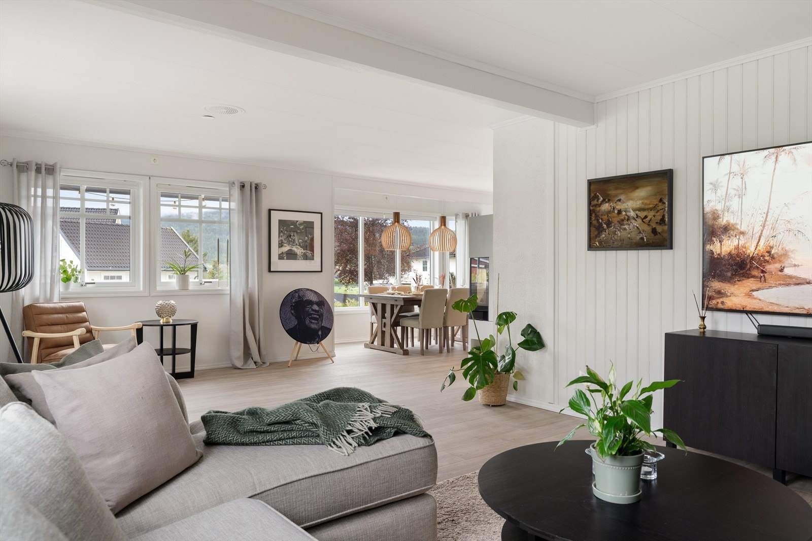 Rikelig med lysflater og dagslysinnslipp samt balansert ventilasjonsanlegg sørger for godt inneklima i boligen. Galleribilde