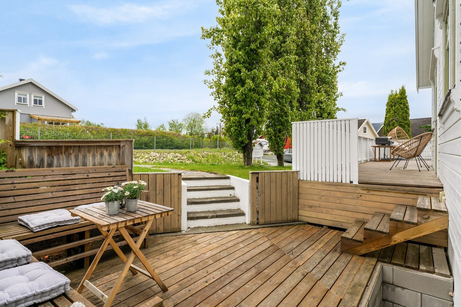 Plattingen strekker seg langs boligens øst- og sørside hvor den der møter veranda som dekker sør- og deler av vestsiden av boligen. Galleribilde
