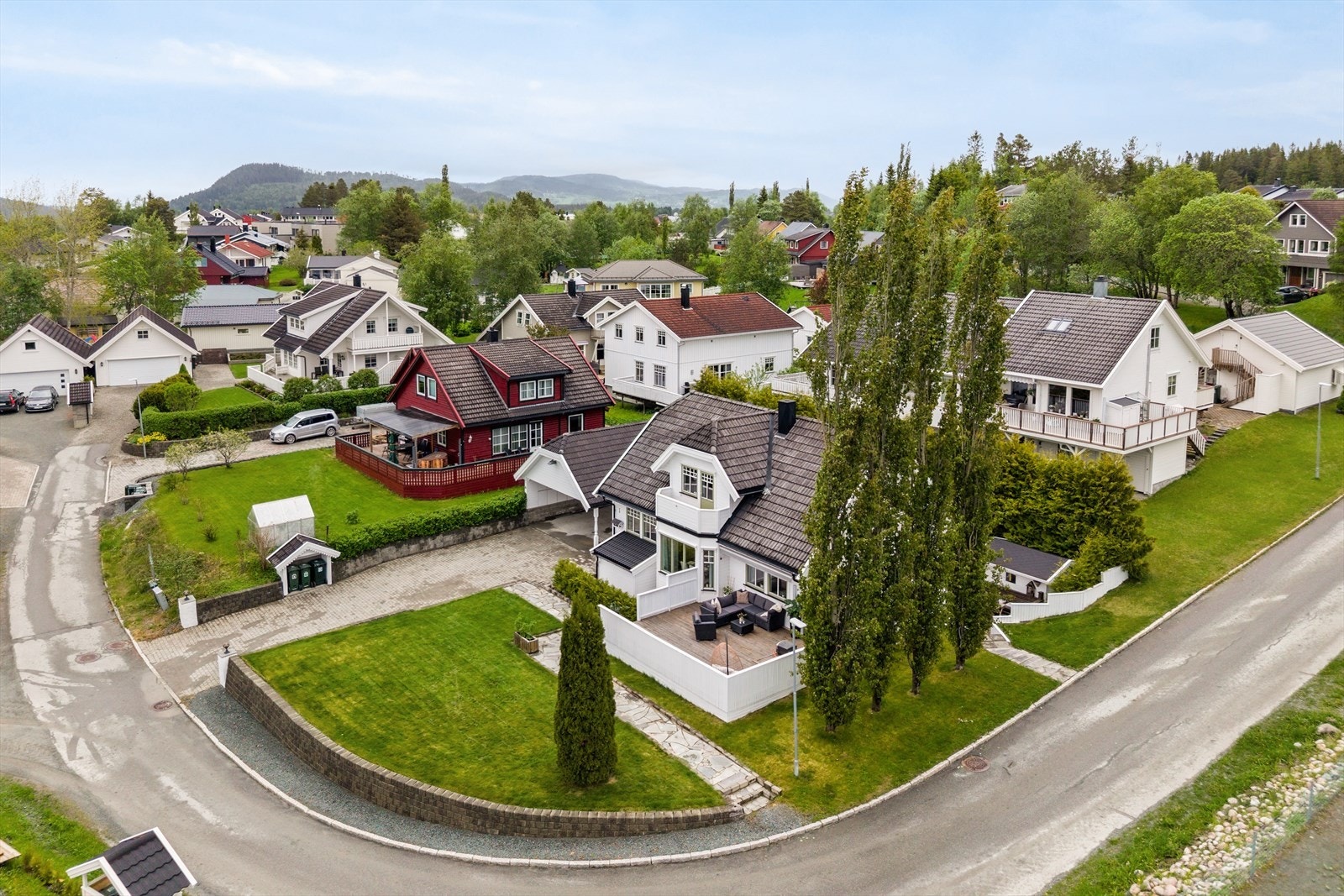 Eiendommen ligger solrikt til på romslig eiet hjørnetomt som måler drøyt 720 m². Galleribilde