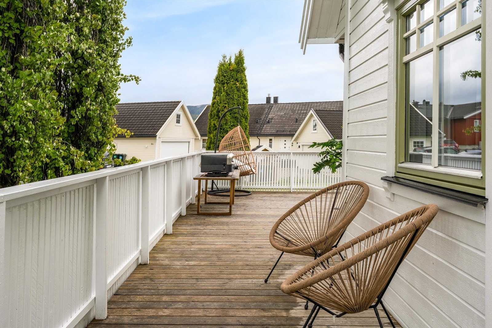 Terrassedelen vender mot sør og mot vest. Søyleosp mot sør rasler behagelig i vinden og gir skyggesteder for den som ønsker å trekke seg unna sola. Galleribilde